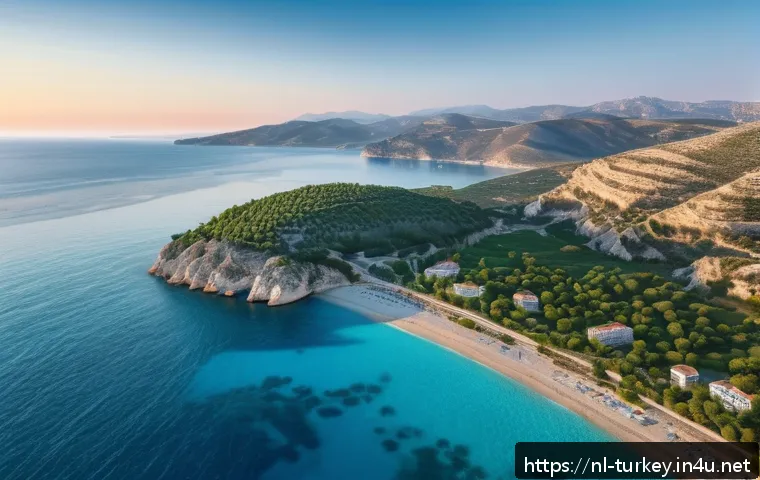 튀르키예에서의 드론 촬영 명소 - A breathtaking aerial view of the Turkish Riviera coastline at sunrise, showcasing the vivid turquoi...