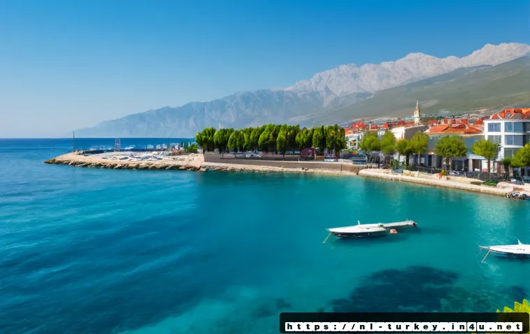 튀르키예 주요 지중해 연안 도시 비교 - Photorealistic side-by-side coastal city comparison, Antalya on the left with historic stone harbor,...